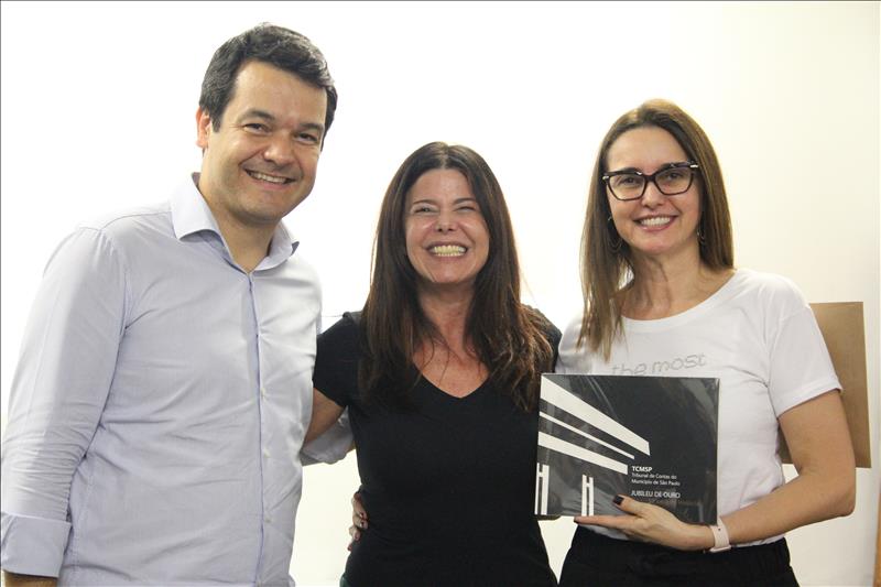 A conselheira do conselho participativo da Vila Mariana e diretora-presidente da Associação Viva Moema, Simone Boacnin, foi a ganhadora do primeiro livro