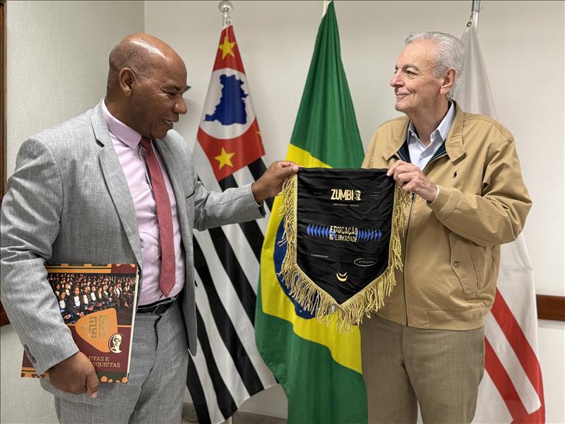 Presidente do TCMSP Conselheiro Domingos Dissei e o reitor da Universidade Zumbi dos Palmares, professor José Vicente.